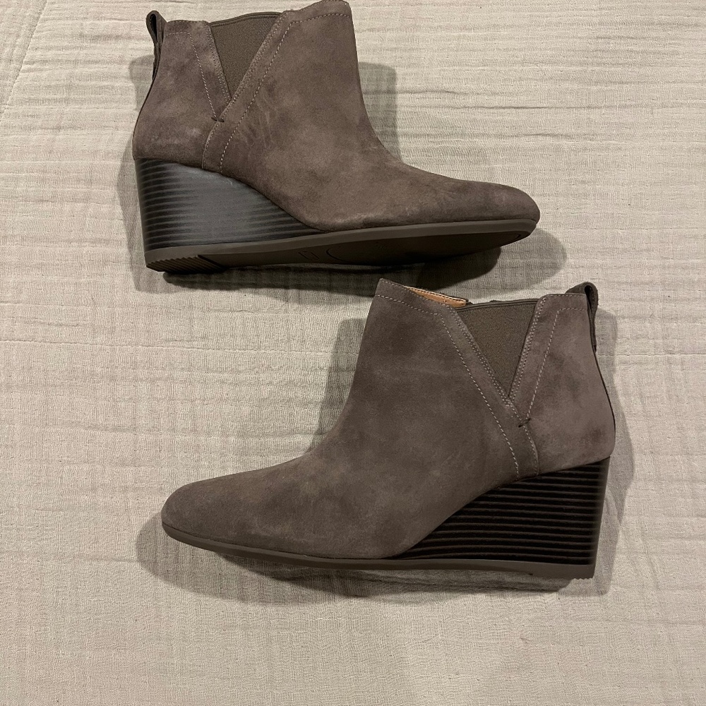 NWOT!! Never been worn Vionic Paloma grey wedge Booties size 9